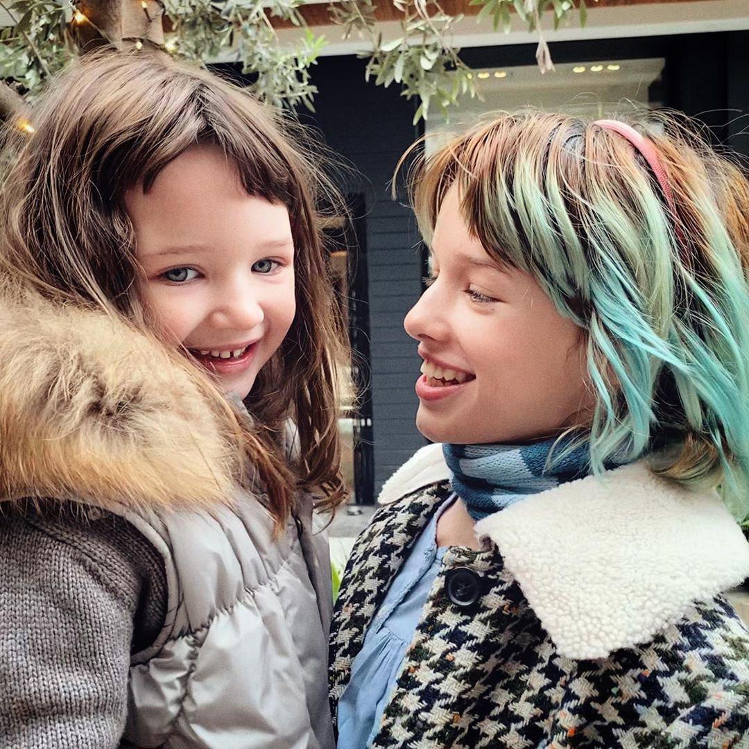 Беременная Милла Йовович поделилась трогательными фото с детьми