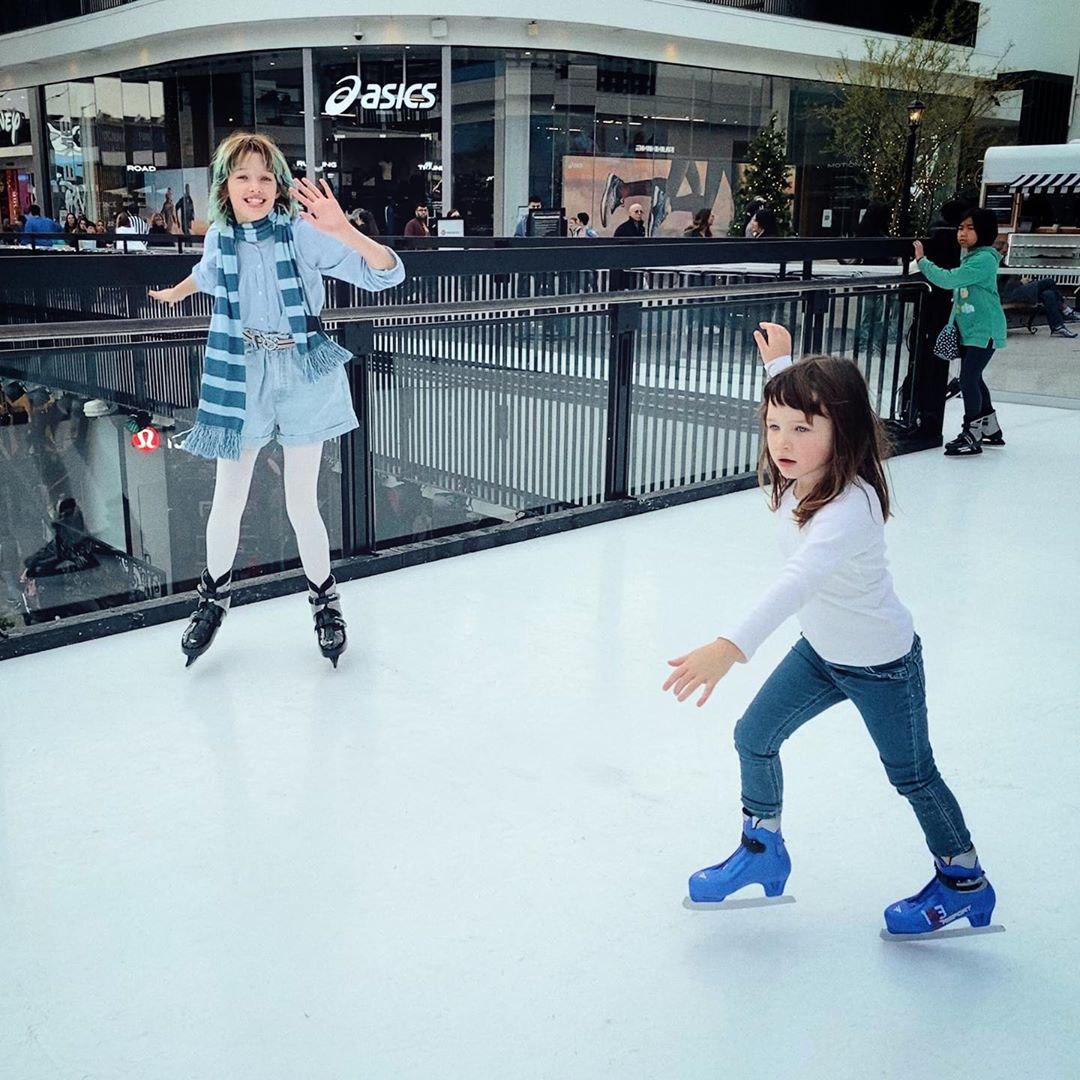 Беременная Милла Йовович поделилась трогательными фото с детьми