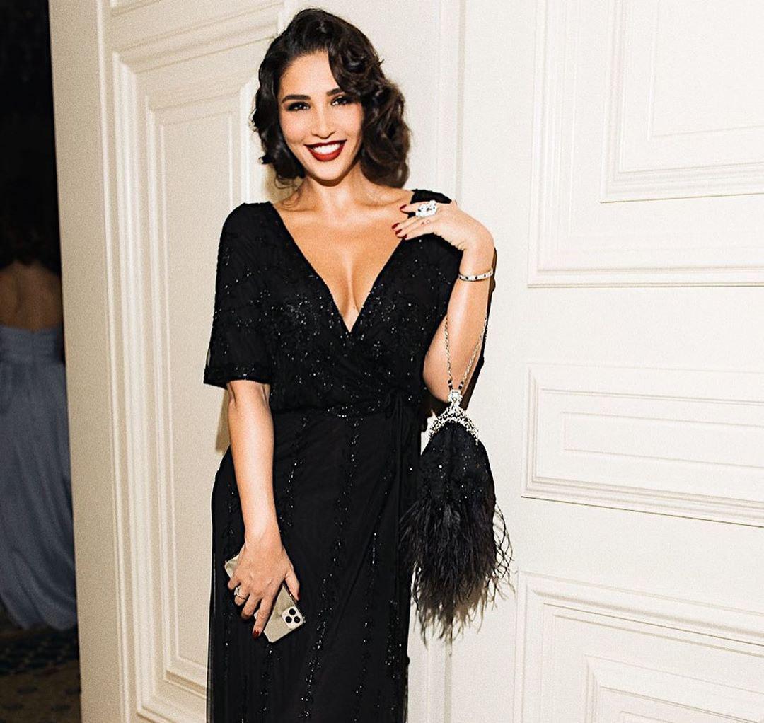 Санта Дімопулос в ретро-образі здивувала неймовірною стрункістю після пологів (фото)