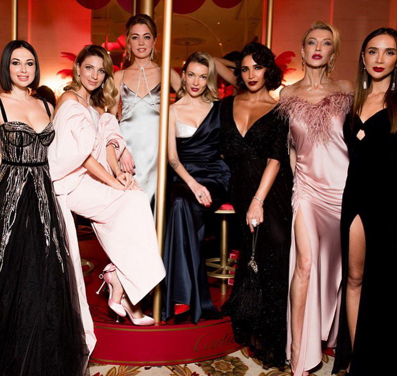 Санта Дімопулос в ретро-образі здивувала неймовірною стрункістю після пологів (фото)