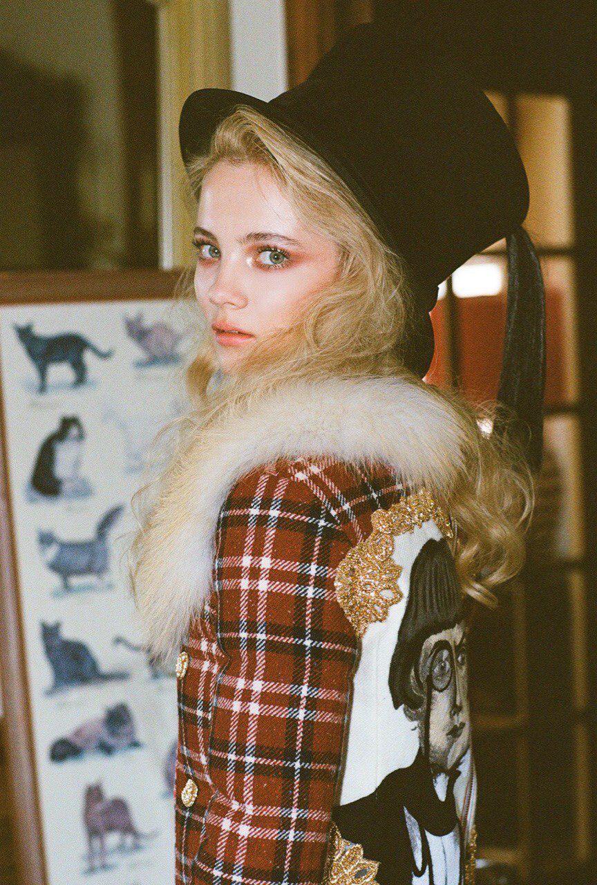 Юная звезда "Ведьмака" Фрейя Аллан показала точеную фигуру в стильных нарядах