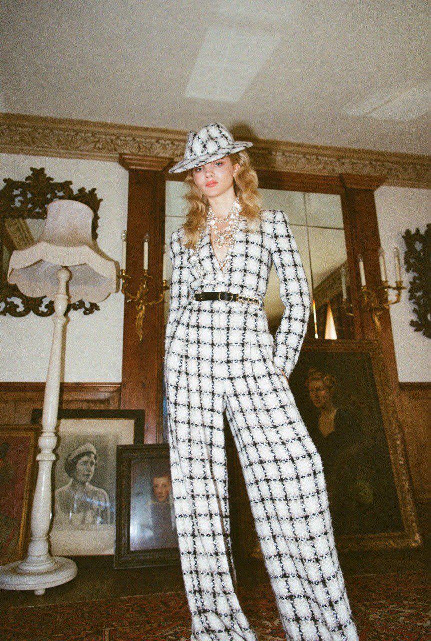 Юная звезда "Ведьмака" Фрейя Аллан показала точеную фигуру в стильных нарядах