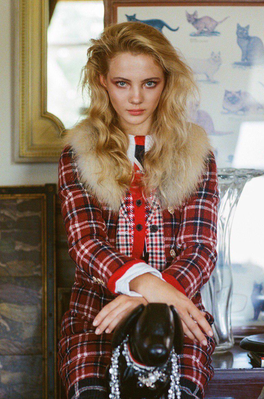 Юная звезда "Ведьмака" Фрейя Аллан показала точеную фигуру в стильных нарядах