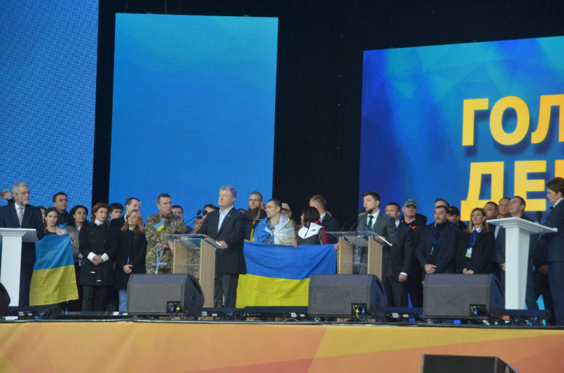 Неспортивный разговор: как прошли дебаты Зеленского и Порошенко на &quot;Олимпийском&quot;