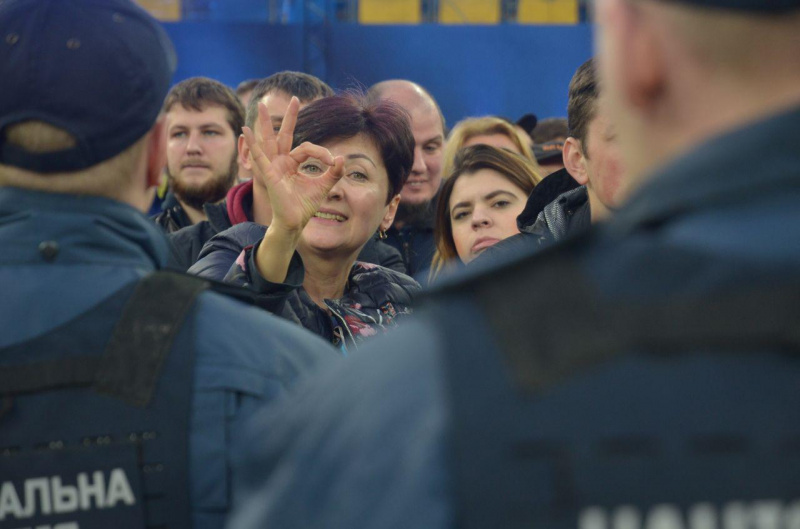 Неспортивный разговор: как прошли дебаты Зеленского и Порошенко на &quot;Олимпийском&quot;