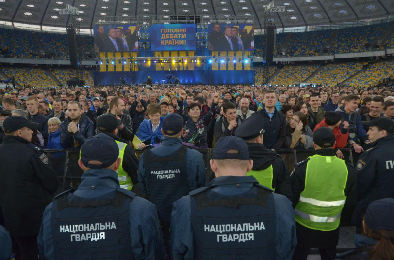 Неспортивный разговор: как прошли дебаты Зеленского и Порошенко на &quot;Олимпийском&quot;