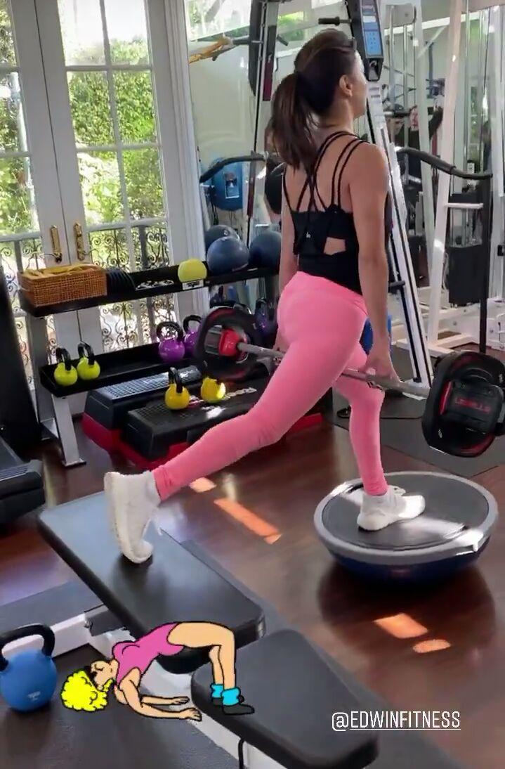 В блестящих брюках и на шпильках: Ева Лонгория похвасталась стройной фигурой в стильном наряде