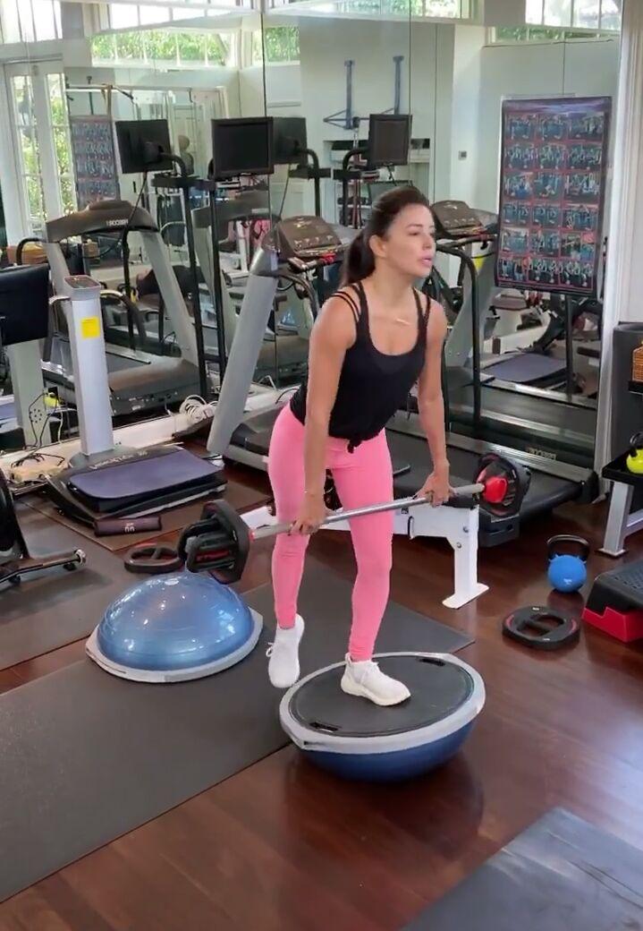 В блискучих штанах і на шпильках: Єва Лонгорія похвалилася стрункою фігурою в стильному вбранні