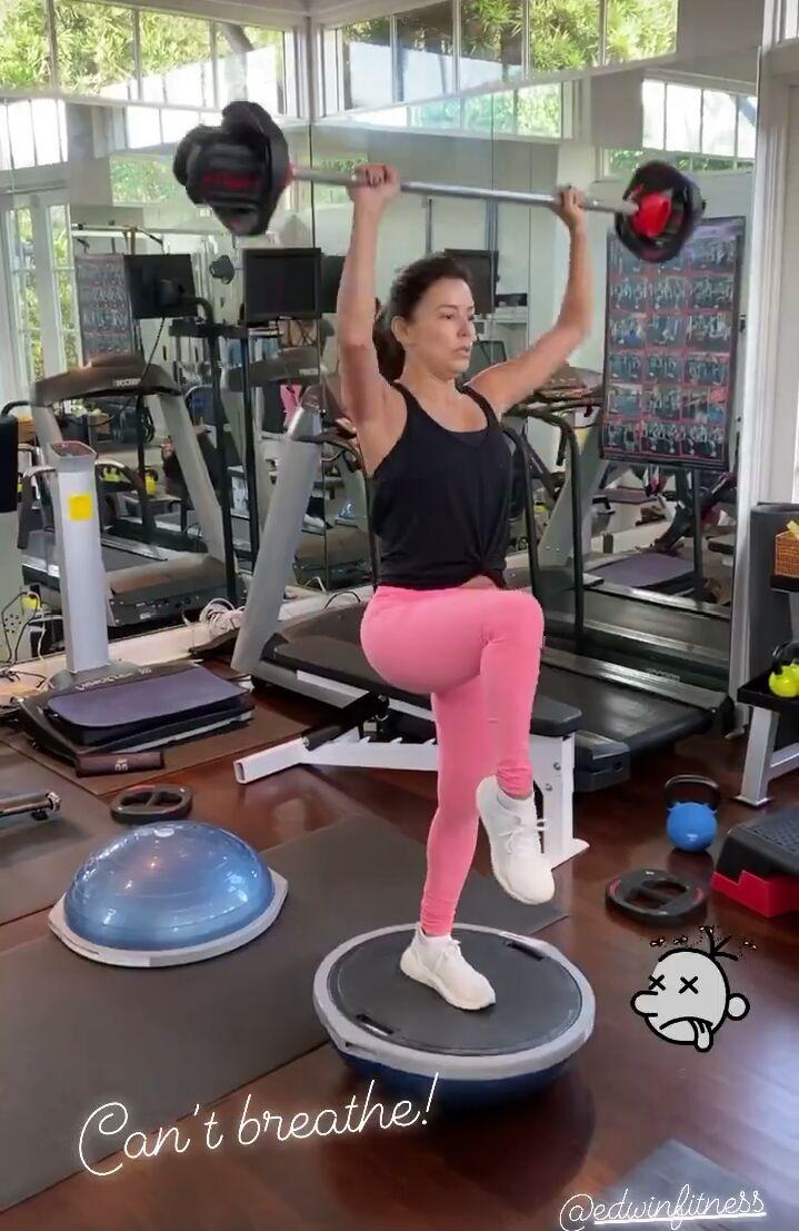 В блискучих штанах і на шпильках: Єва Лонгорія похвалилася стрункою фігурою в стильному вбранні