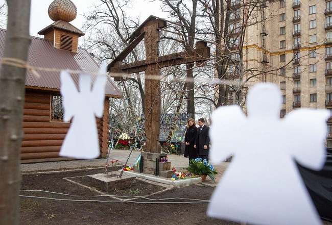 Охрана Зеленского не давала родным Небесной Сотни почтить их память (видео)