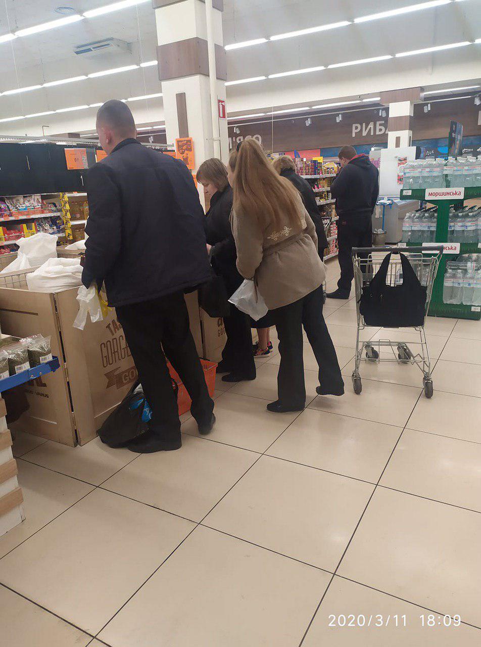Карантин в Украине: появились новые фото &quot;паникеров&quot; в супермаркетах