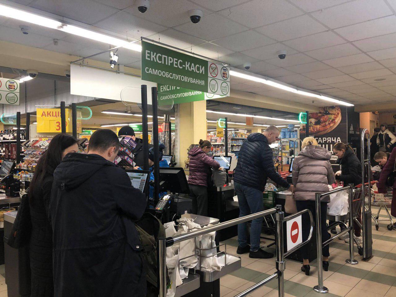 Карантин в Украине: появились новые фото "паникеров" в супермаркетах