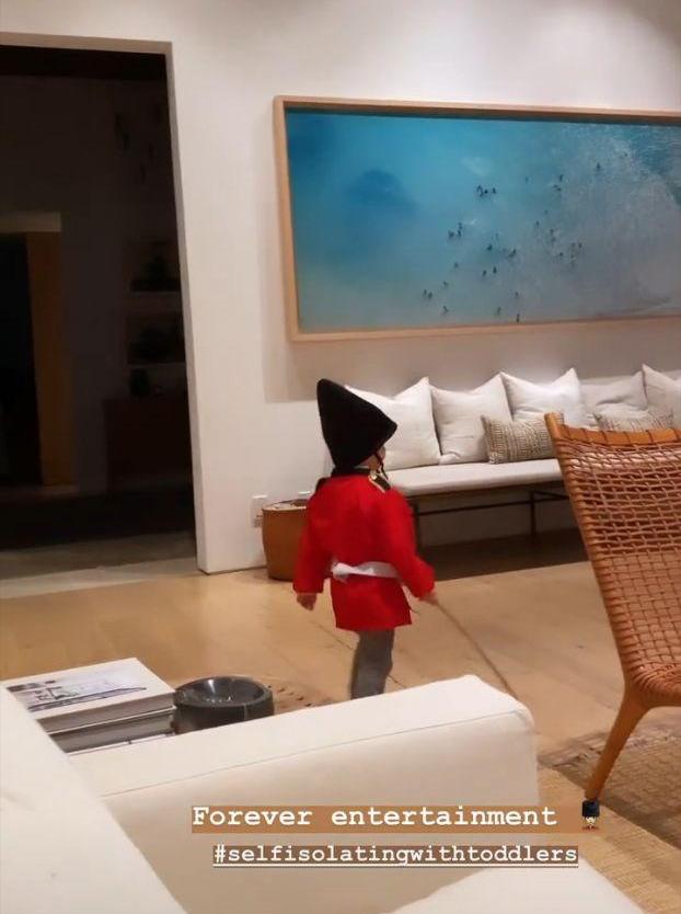 Мамин гвардеец: Роузи Хантингтон-Уайтли умилила новым фото 2-летнего сына от Джейсона Стетхэма