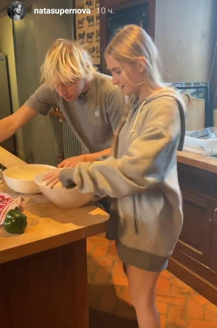 Суперхозяйка: Наталья Водянова показала, что готовит для всей семьи во время карантина