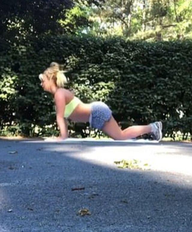 Фітнес-мотивація: Брітні Спірс демонструє спортивну фігуру і вправи для всього тіла (відео)