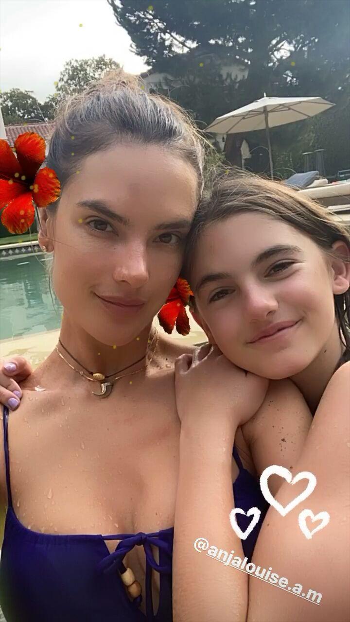 Це точно її діти? Алессандра Амбросіо похвалилася витонченою фігурою на фото з сином та донькою