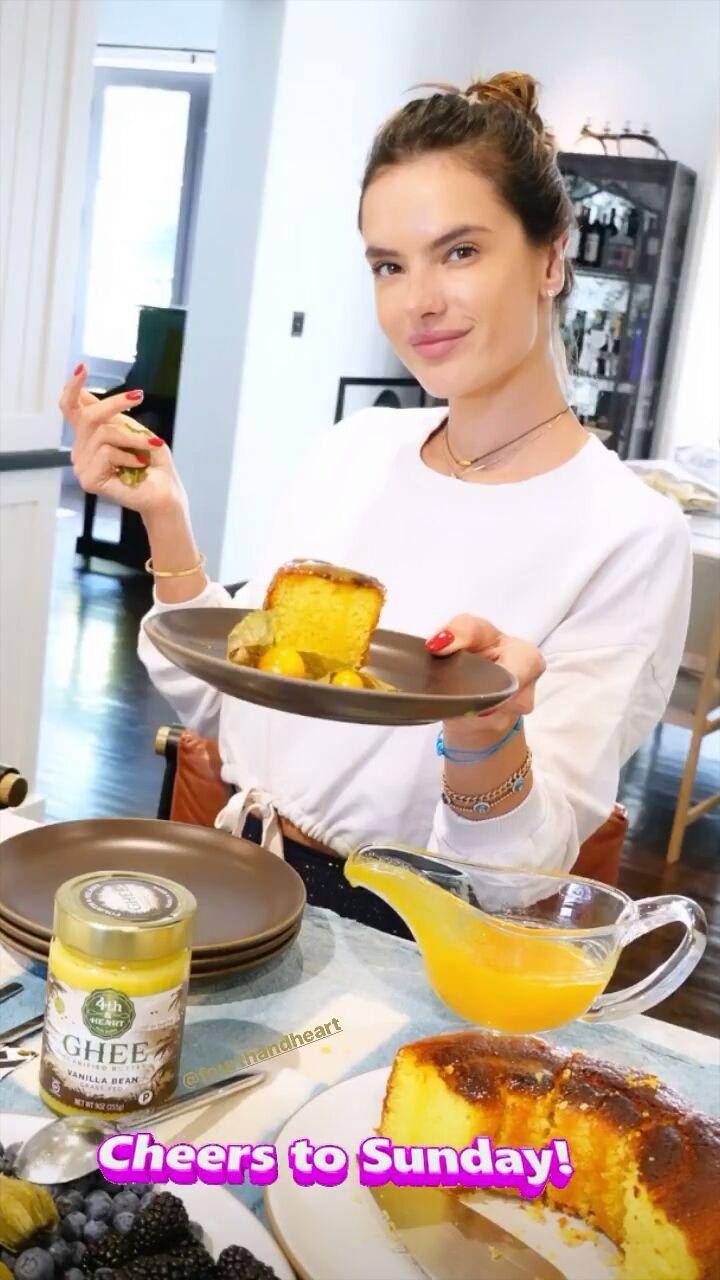 Це точно її діти? Алессандра Амбросіо похвалилася витонченою фігурою на фото з сином та донькою