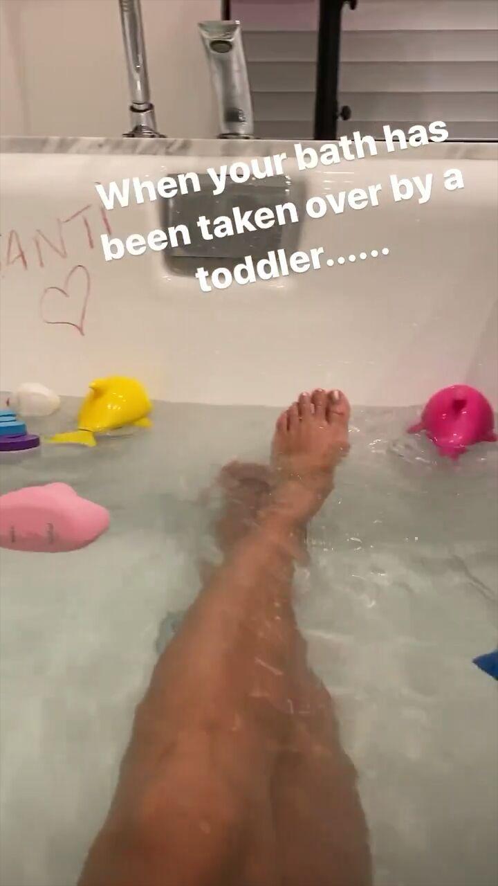 От лишних килограммов и болей в спине: Ева Лонгория показала простые упражнения для беременных (видео)