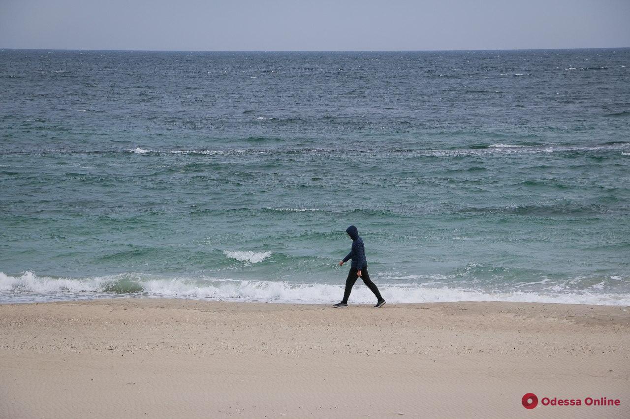 В сети появились печальные фото пустых пляжей Одессы