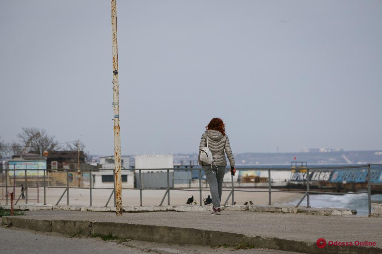 В сети появились печальные фото пустых пляжей Одессы
