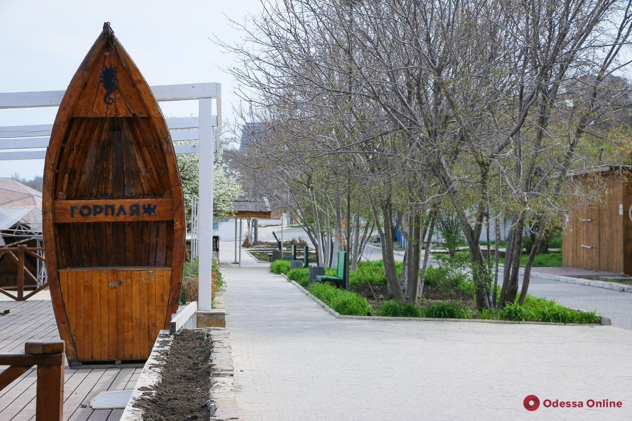 В сети появились печальные фото пустых пляжей Одессы