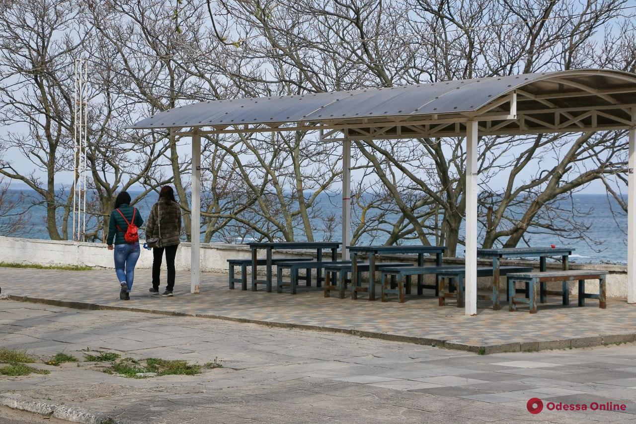 В сети появились печальные фото пустых пляжей Одессы