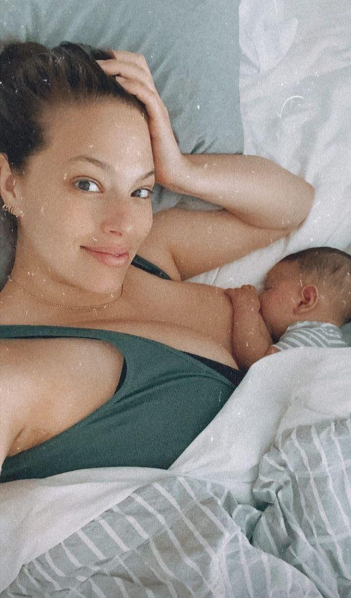 Ох вже ці щічки і ямочки! Ешлі Грем розчулила мережу відео з 3-місячним сином