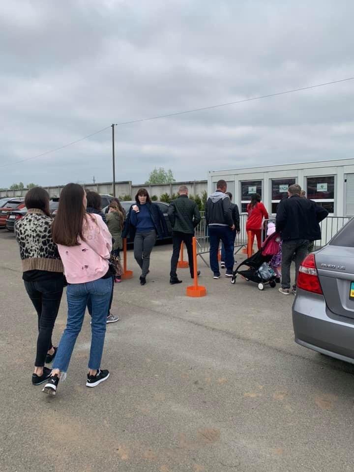 Под Киевом в закрытый на карантин парк пришли сотни людей: появилось видео