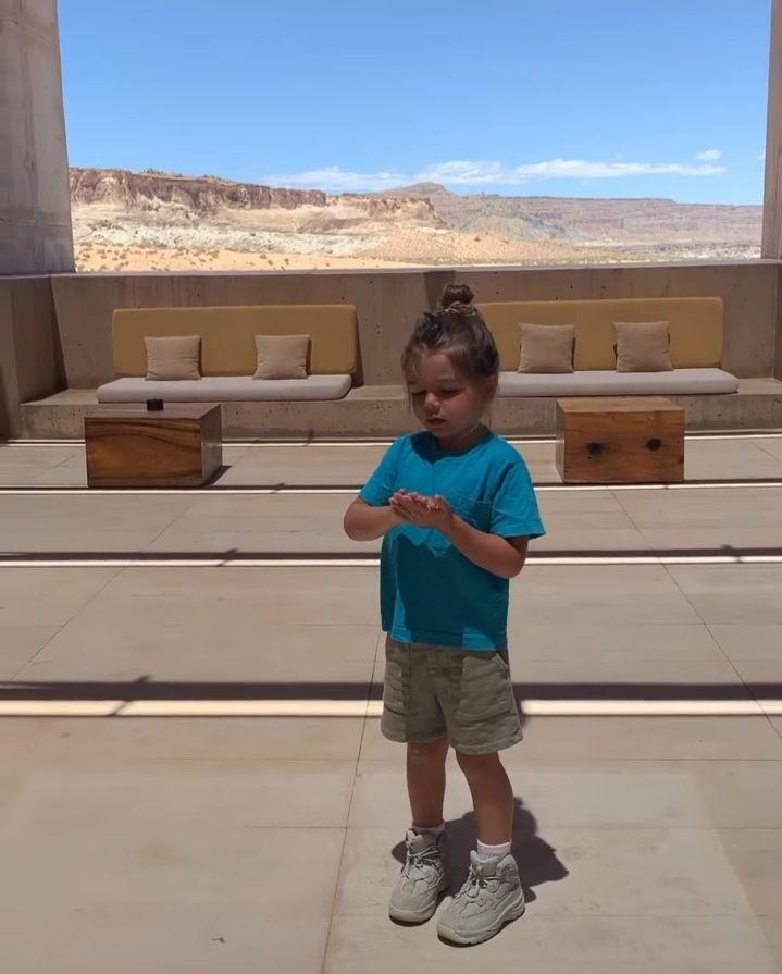 Какие они хорошенькие! Кортни Кардашьян умилила сеть фото с подросшими детьми