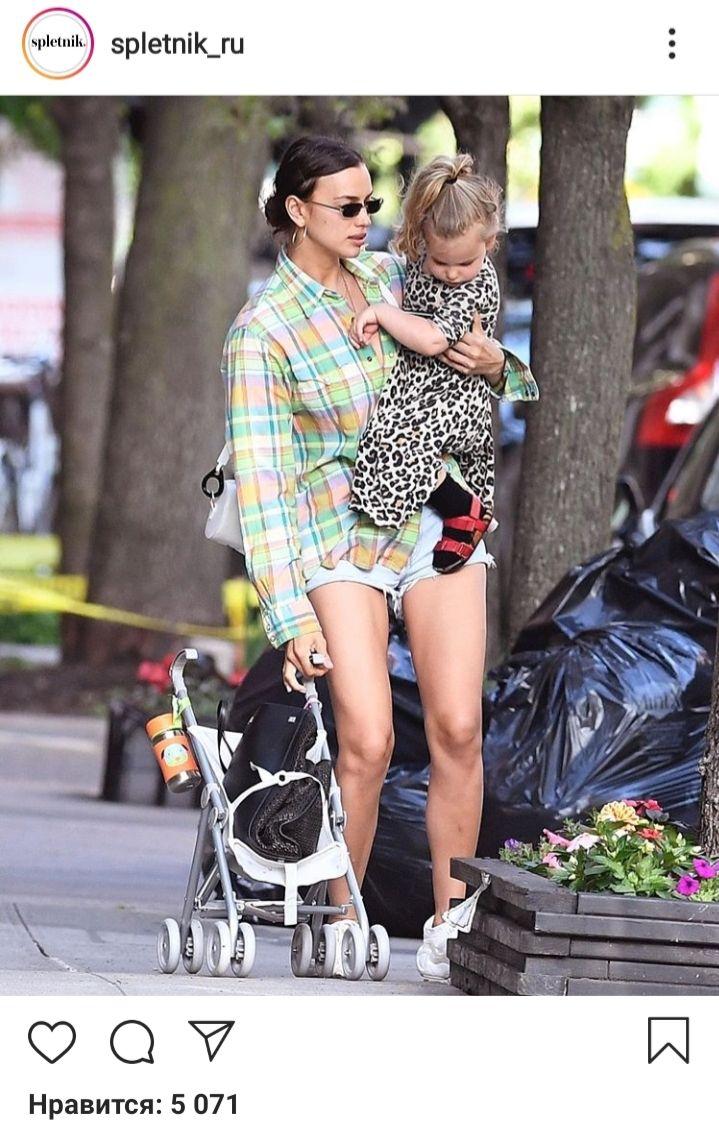 Спокуслива матуся: Ірина Шейк вирушила на прогулянку з донькою в крихітних міні-шортах