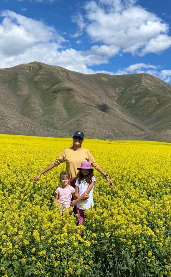 Никакой ревности: жена Брюса Уиллиса отметила день рождения с мужем и его бывшей супругой