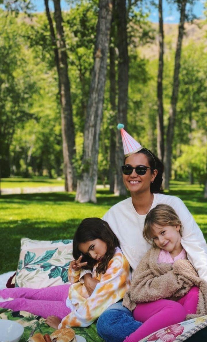 Никакой ревности: жена Брюса Уиллиса отметила день рождения с мужем и его бывшей супругой