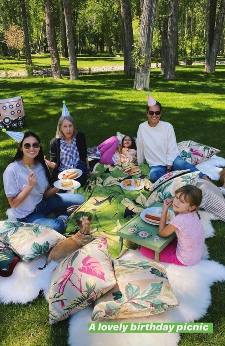 Никакой ревности: жена Брюса Уиллиса отметила день рождения с мужем и его бывшей супругой