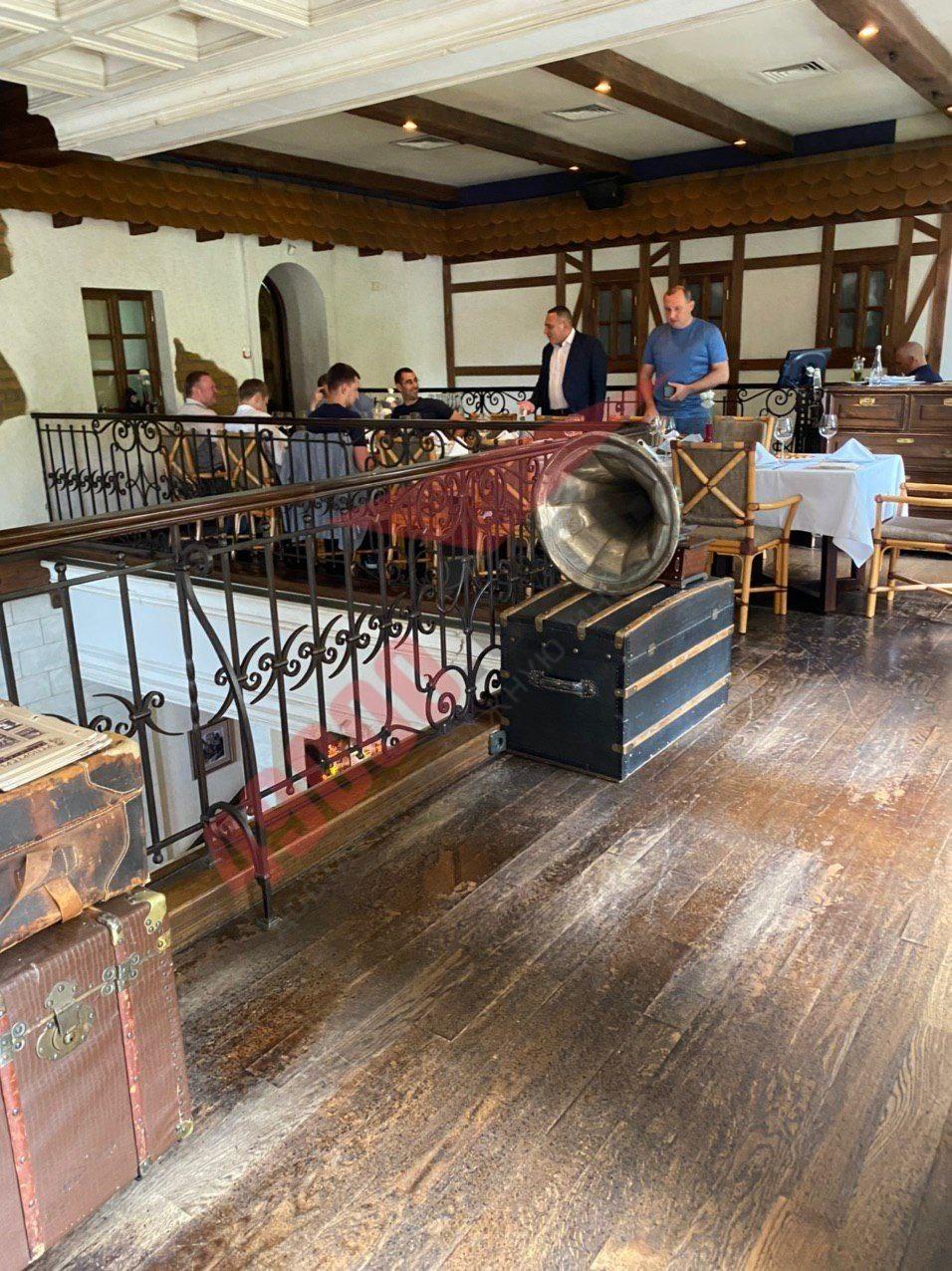 В Днепре &quot;Слуги народа&quot; собрались в ресторане за одним столом: нарушили карантин