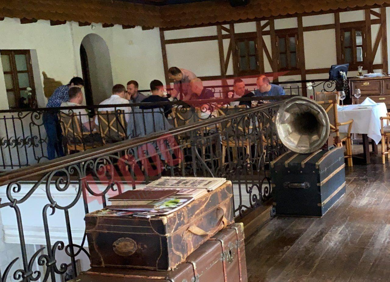 В Днепре &quot;Слуги народа&quot; собрались в ресторане за одним столом: нарушили карантин