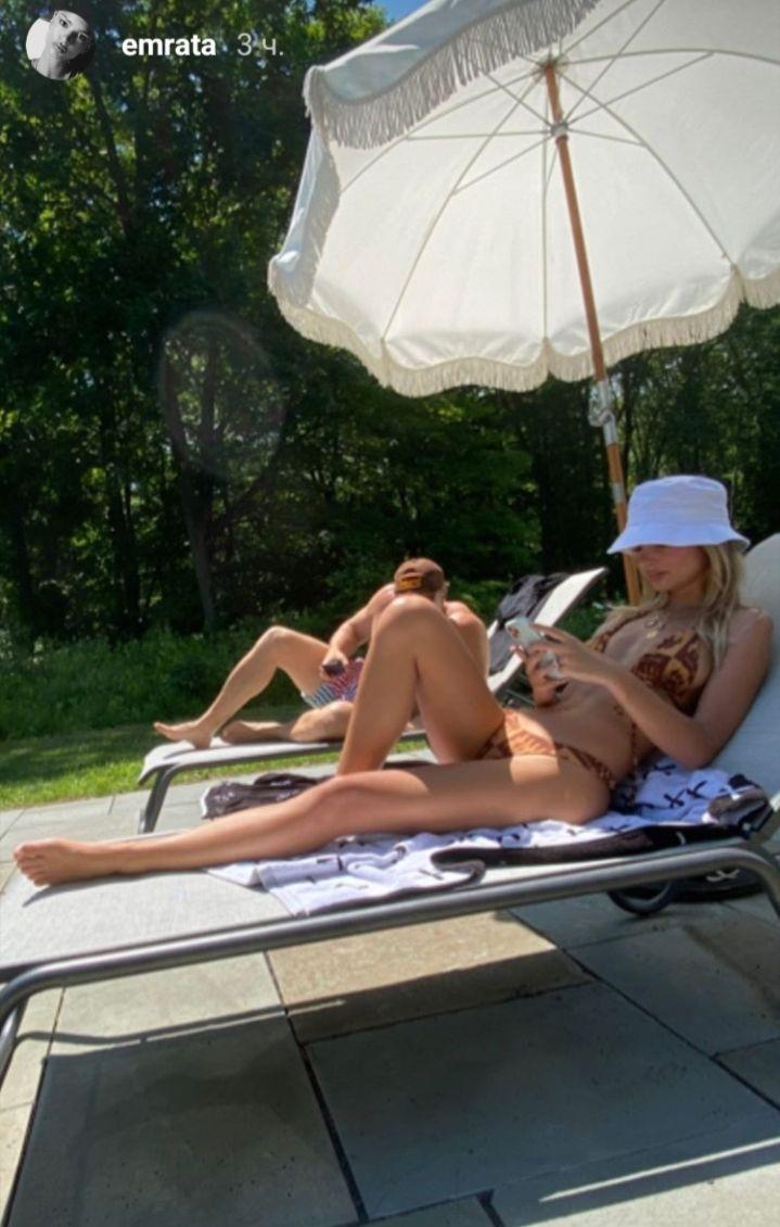 Эмили Ратаковски подчеркнула идеальную фигуру и пышные формы бикини "хищной" расцветки