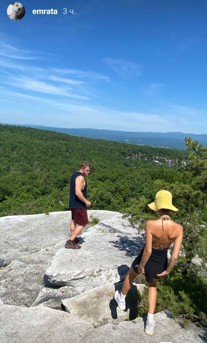 Эмили Ратаковски подчеркнула идеальную фигуру и пышные формы бикини "хищной" расцветки