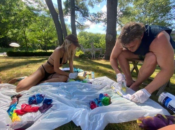 Эмили Ратаковски подчеркнула идеальную фигуру и пышные формы бикини "хищной" расцветки