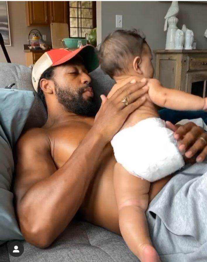 Щасливі разом: Ешлі Грем розчулила зворушливими відео з 6-місячним сином і чоловіком