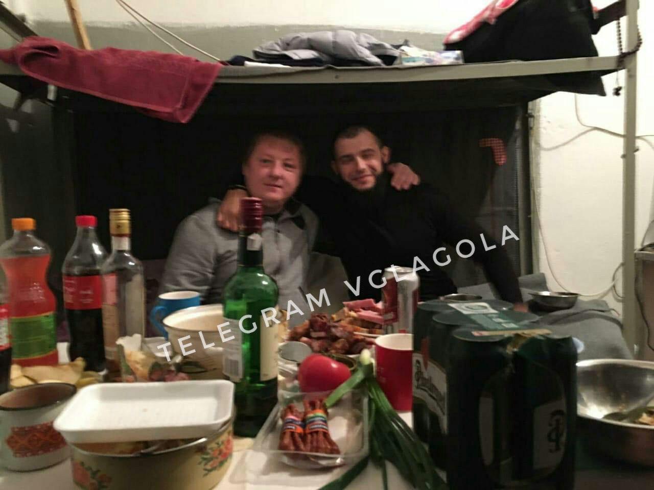 Рай для затриманих: в мережі з'явилися фото шикарного застілля в Ужгородському СІЗО