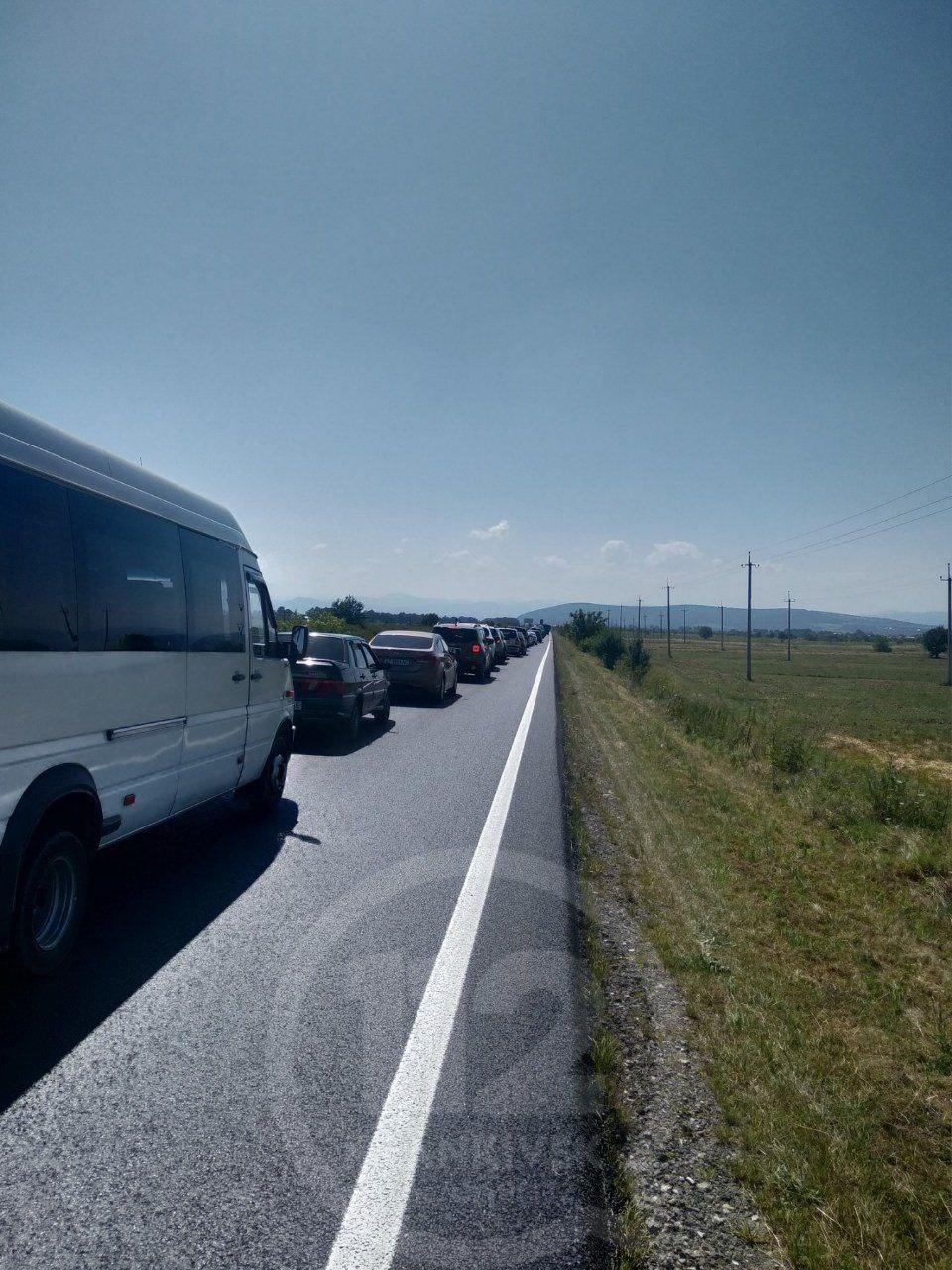 Туристам важко дістатися до Буковеля: на в'їзді в Яремче кілометрові пробки