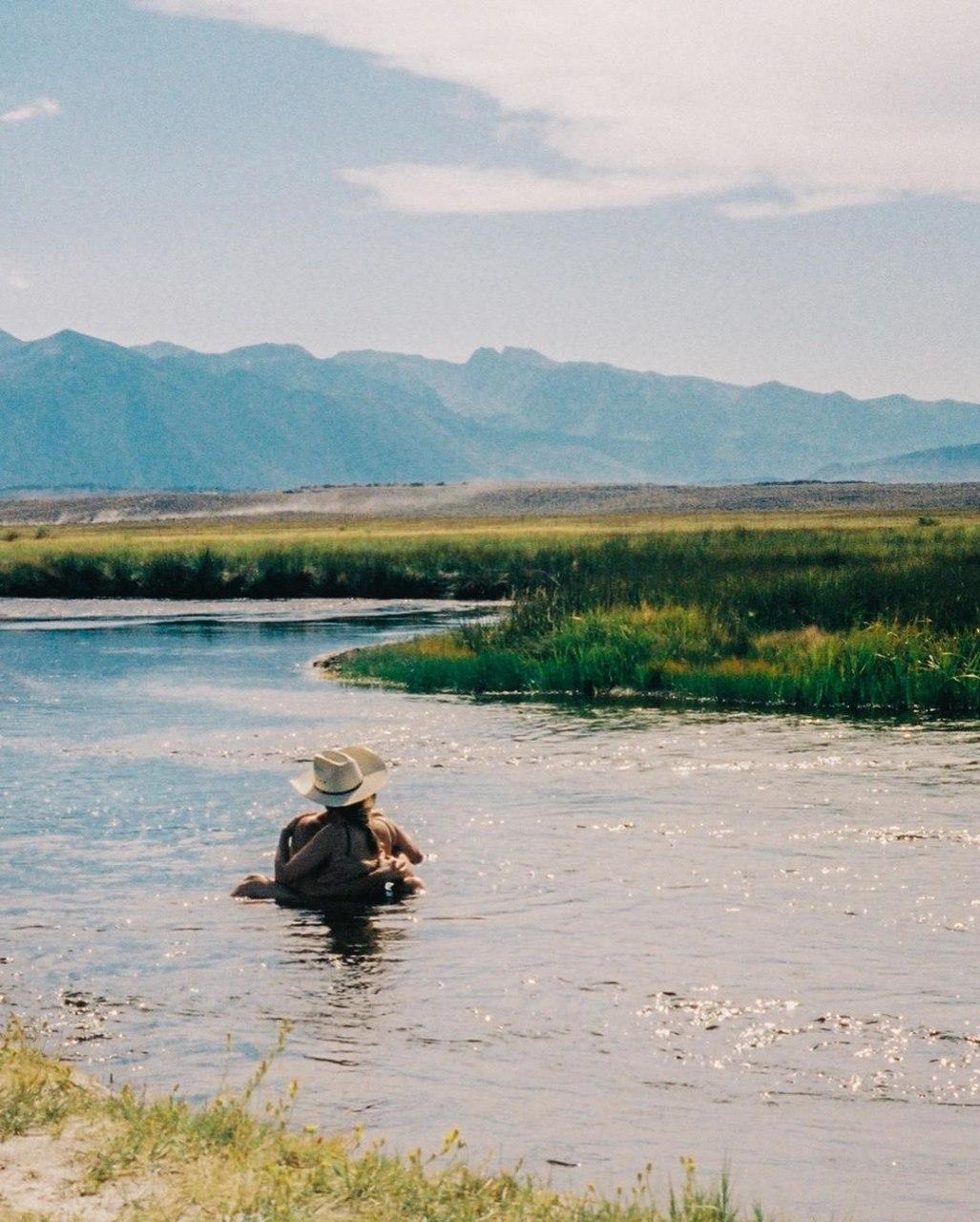 В объятиях любимого: "ангел" Victoria's Secret Барбара Палвин показала пикантные фото с отдыха