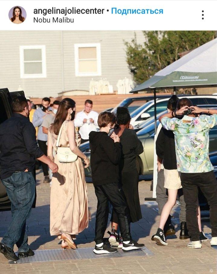 Грецька богиня: Анджеліна Джолі в розкішному образі вирушила на вечерю з дітьми