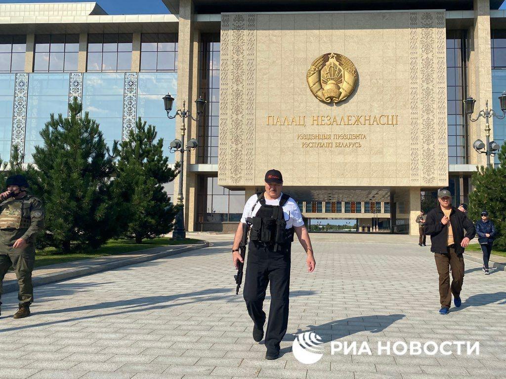 Мінськ 22-й день виходить на протест: затримання і БТРи біля палацу Лукашенка