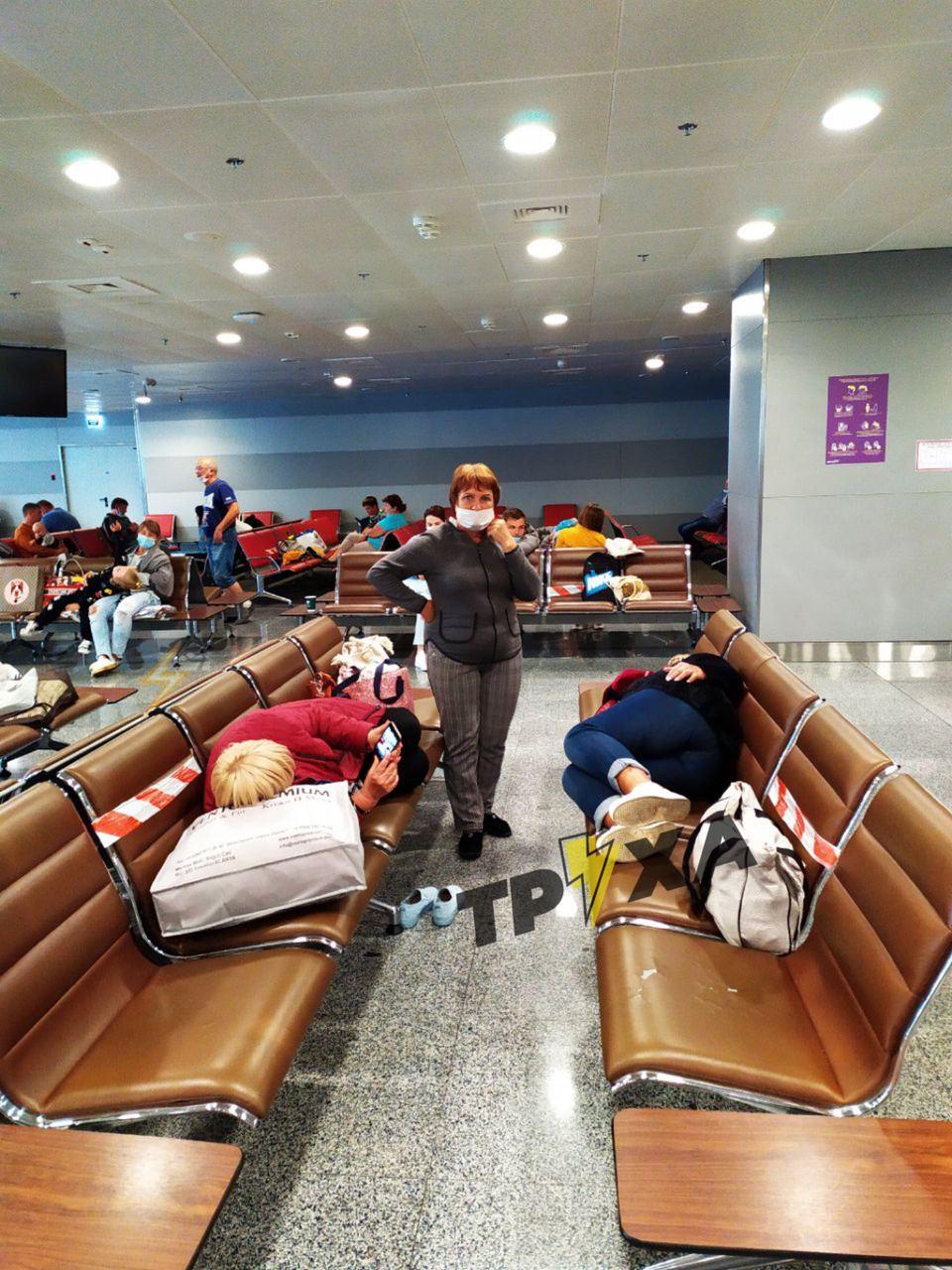 Без їжі і води: в &quot;Борисполі&quot; покинули українців, які летіли з Туреччини в Харків