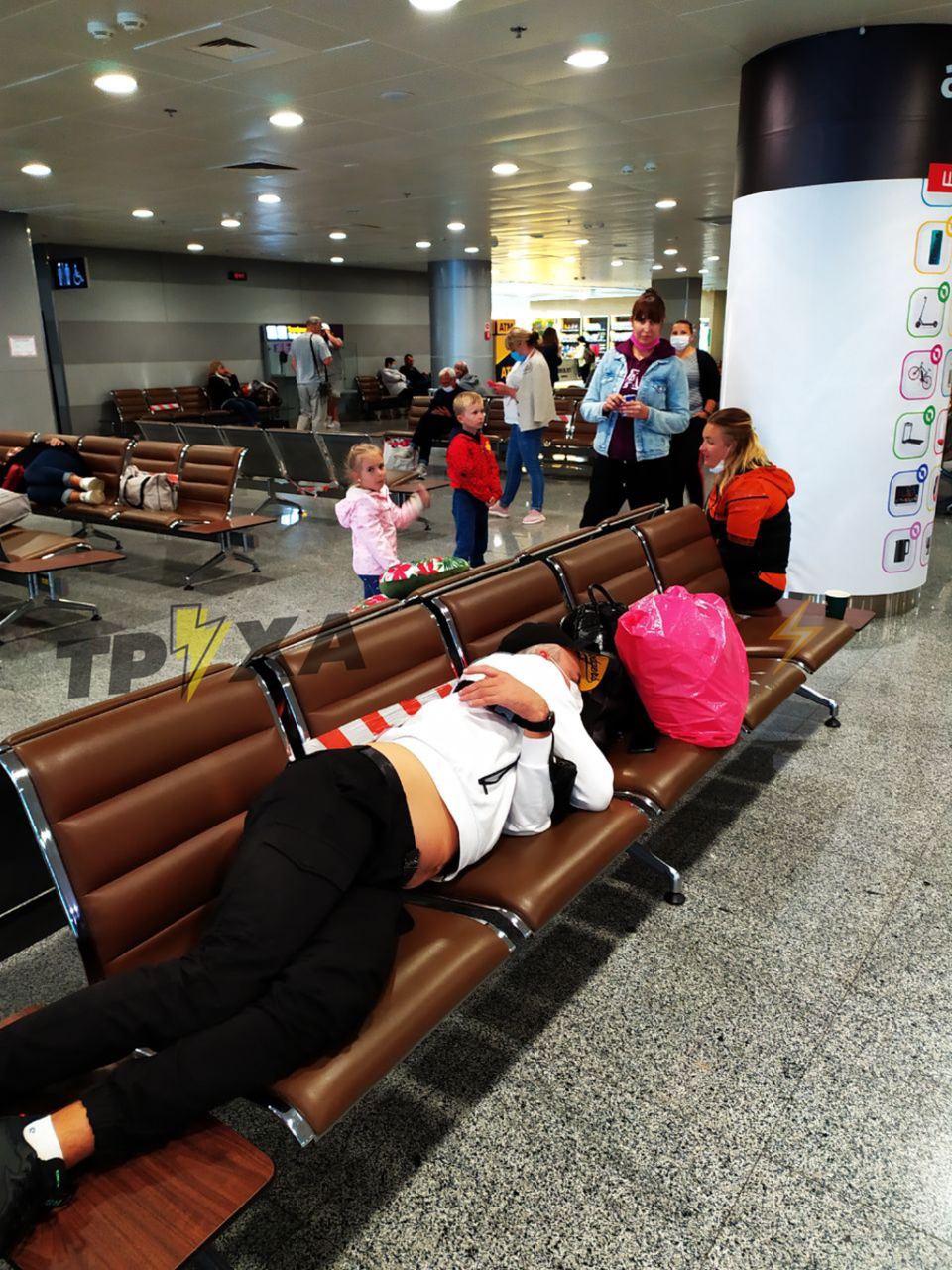 Без їжі і води: в &quot;Борисполі&quot; покинули українців, які летіли з Туреччини в Харків