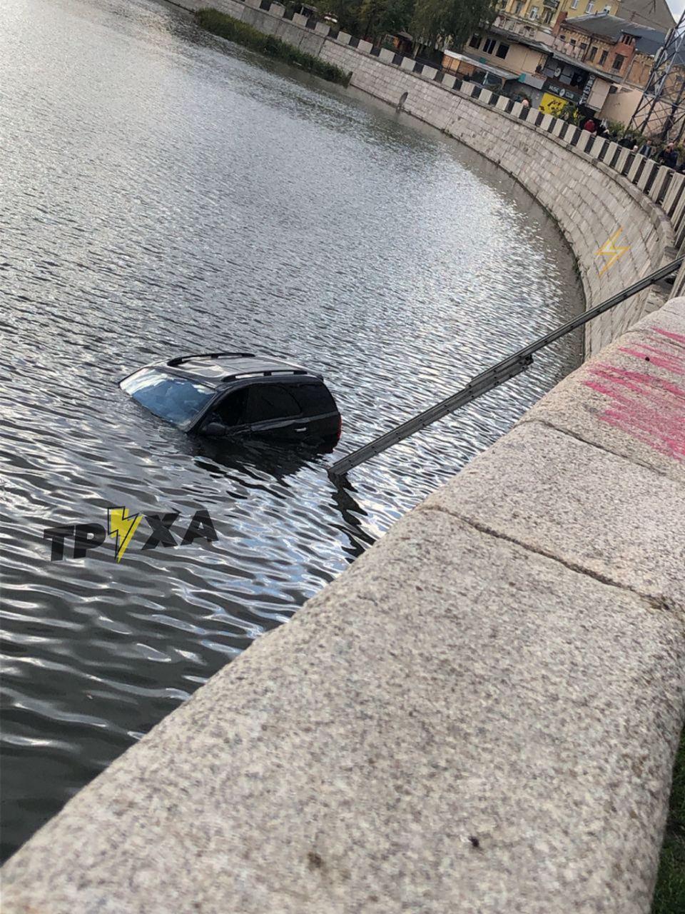 Одне питання: як? У Харкові іномарка загадково потрапила у річку (відео, фото)