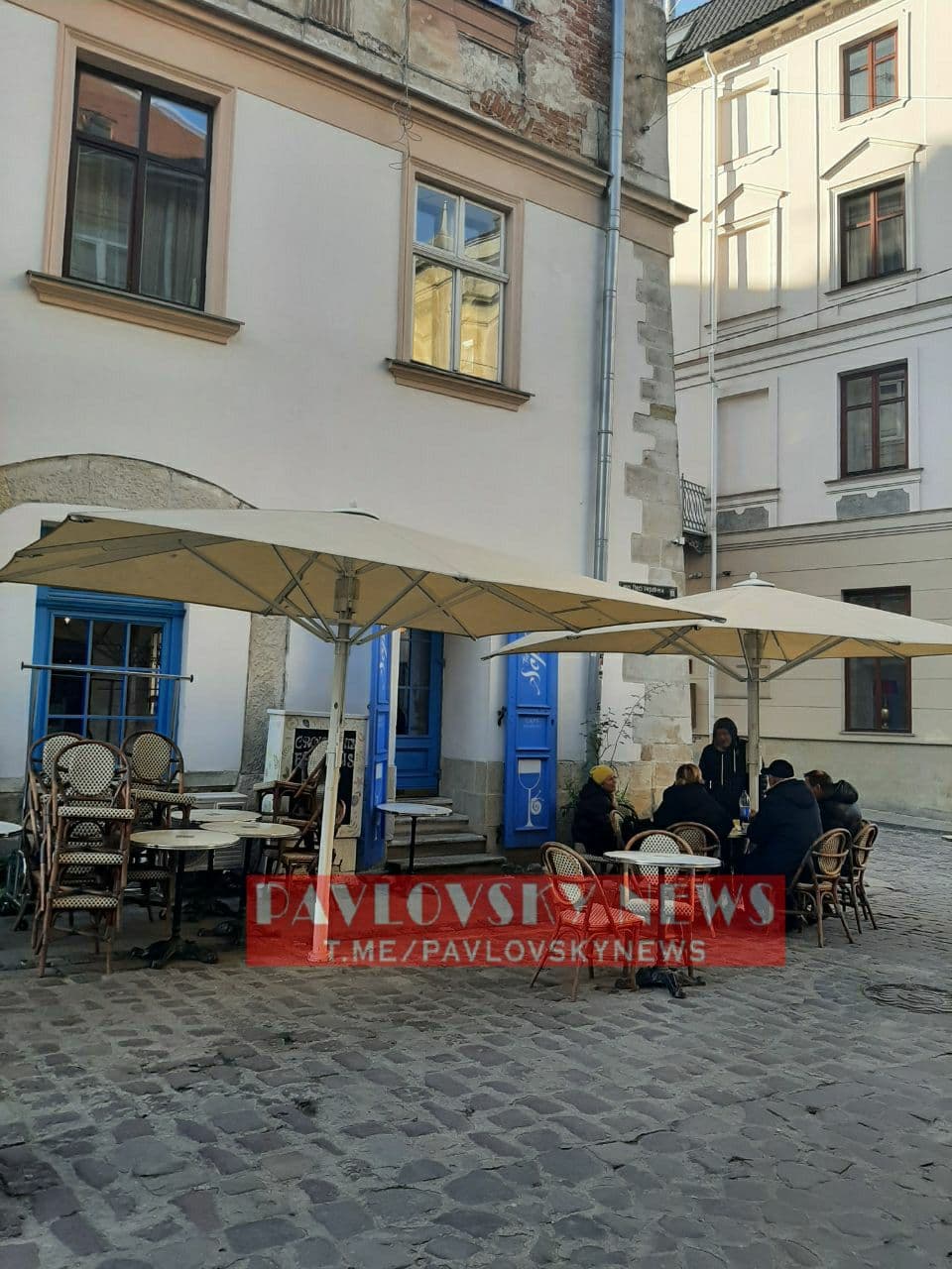 З'явилися фото зі Львова, де кафе обслуговують клієнтів, проігнорувавши карантин вихідного дня