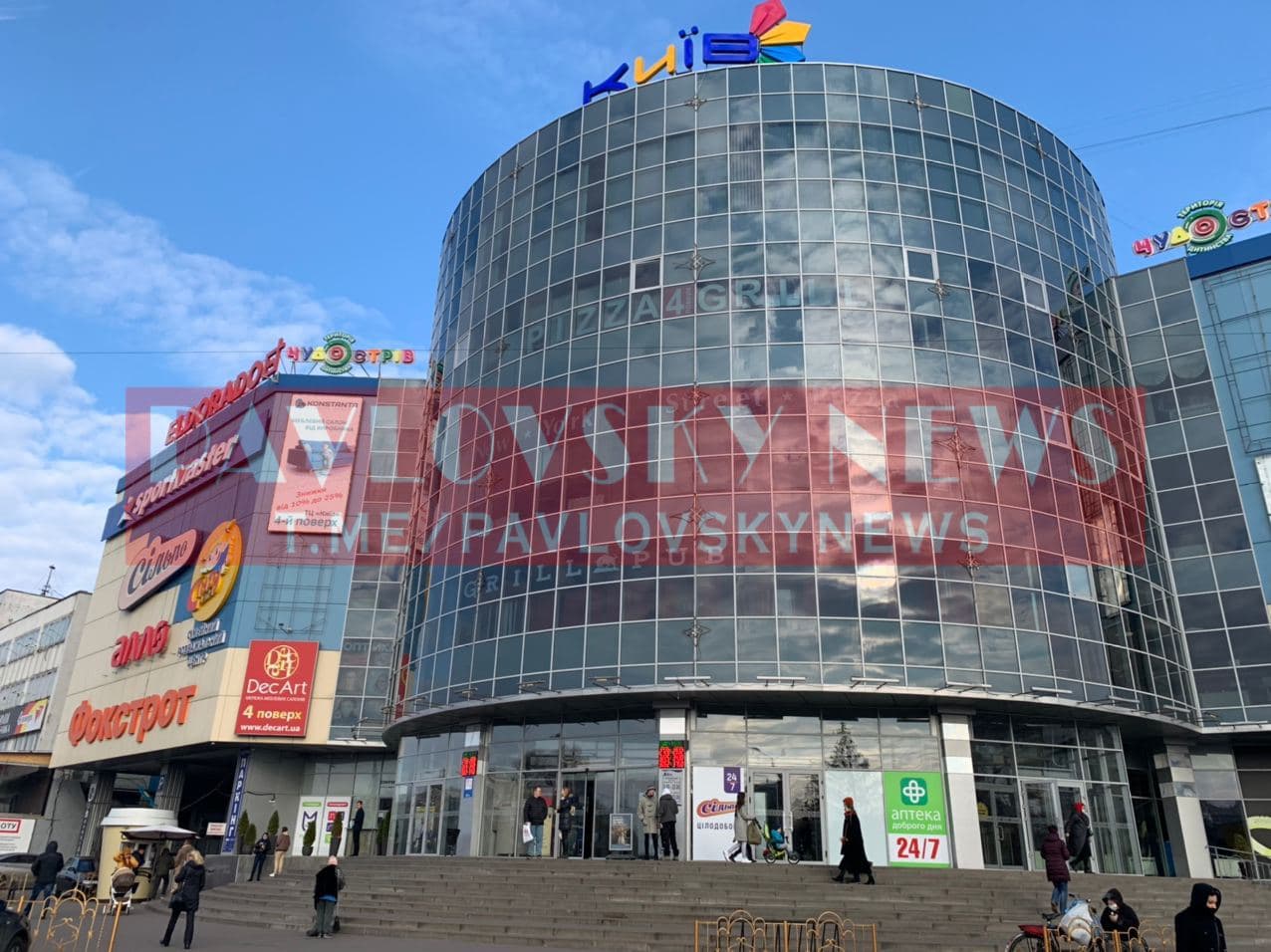 У Полтаві магазини &quot;перевзулися&quot; у точки для продажу антисептиків (фото)