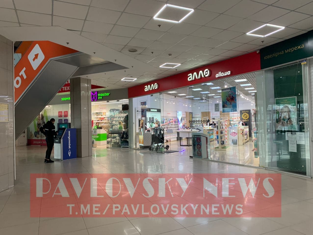 У Полтаві магазини &quot;перевзулися&quot; у точки для продажу антисептиків (фото)